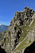 34 Traversata di uno scosceso canalone tra rocce a precipizio